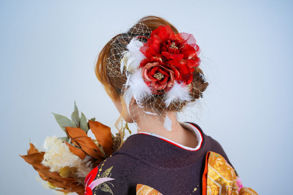 スタジオ前撮り撮影・ヘアスタイル・赤い花の髪飾り