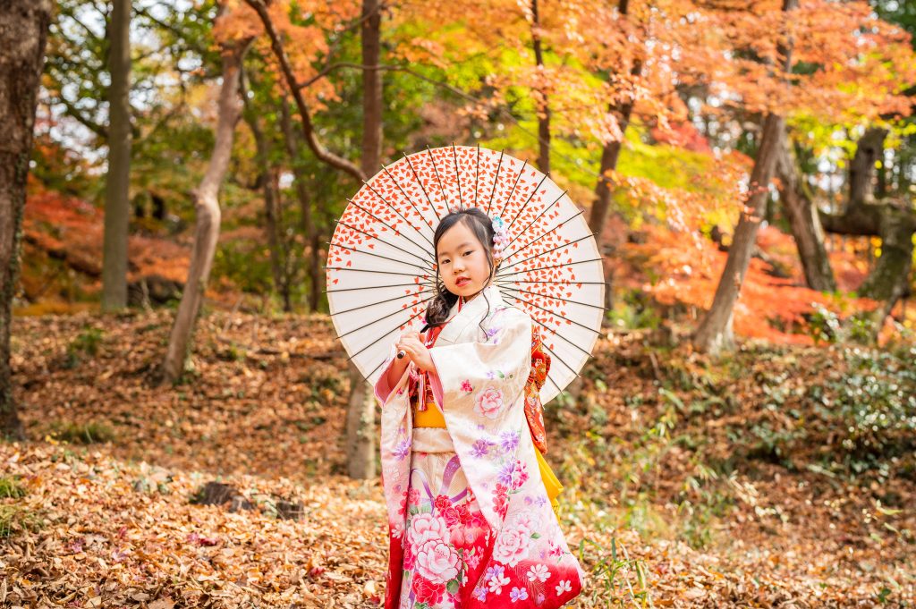 七五三前撮り。武田神社。 綺麗な紅葉の中和傘でのショット。