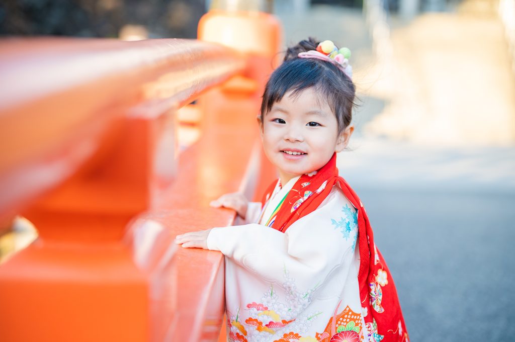 七五三前撮り。武田神社。 にっこり笑顔が上手な３歳さん♡