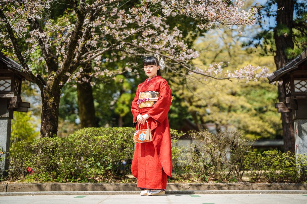 振袖ロケーション撮影・武田神社にて赤の振袖のお嬢様