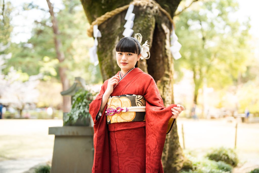 武田神社でのロケーション撮影。赤の振袖のお嬢様。