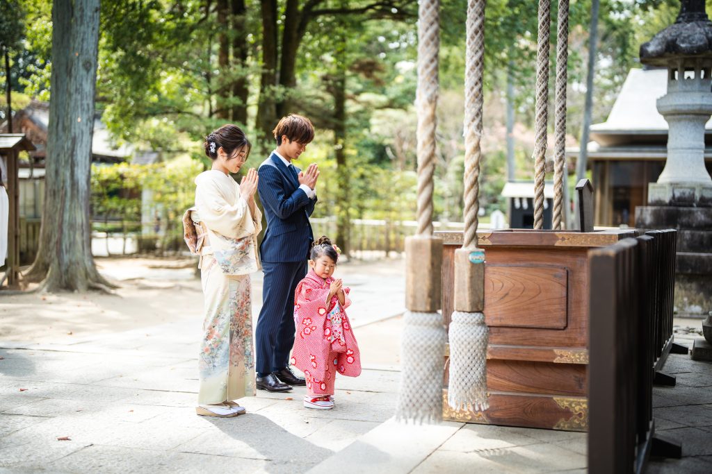七五三ロケーション撮影・赤のお着物の三歳さん・武田神社にて